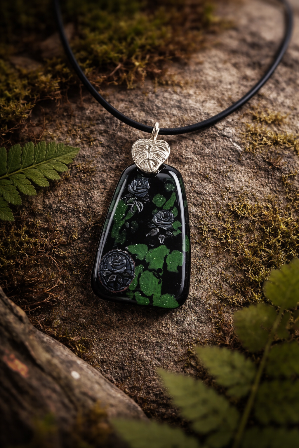Deep green tones and quiet roses Necklace