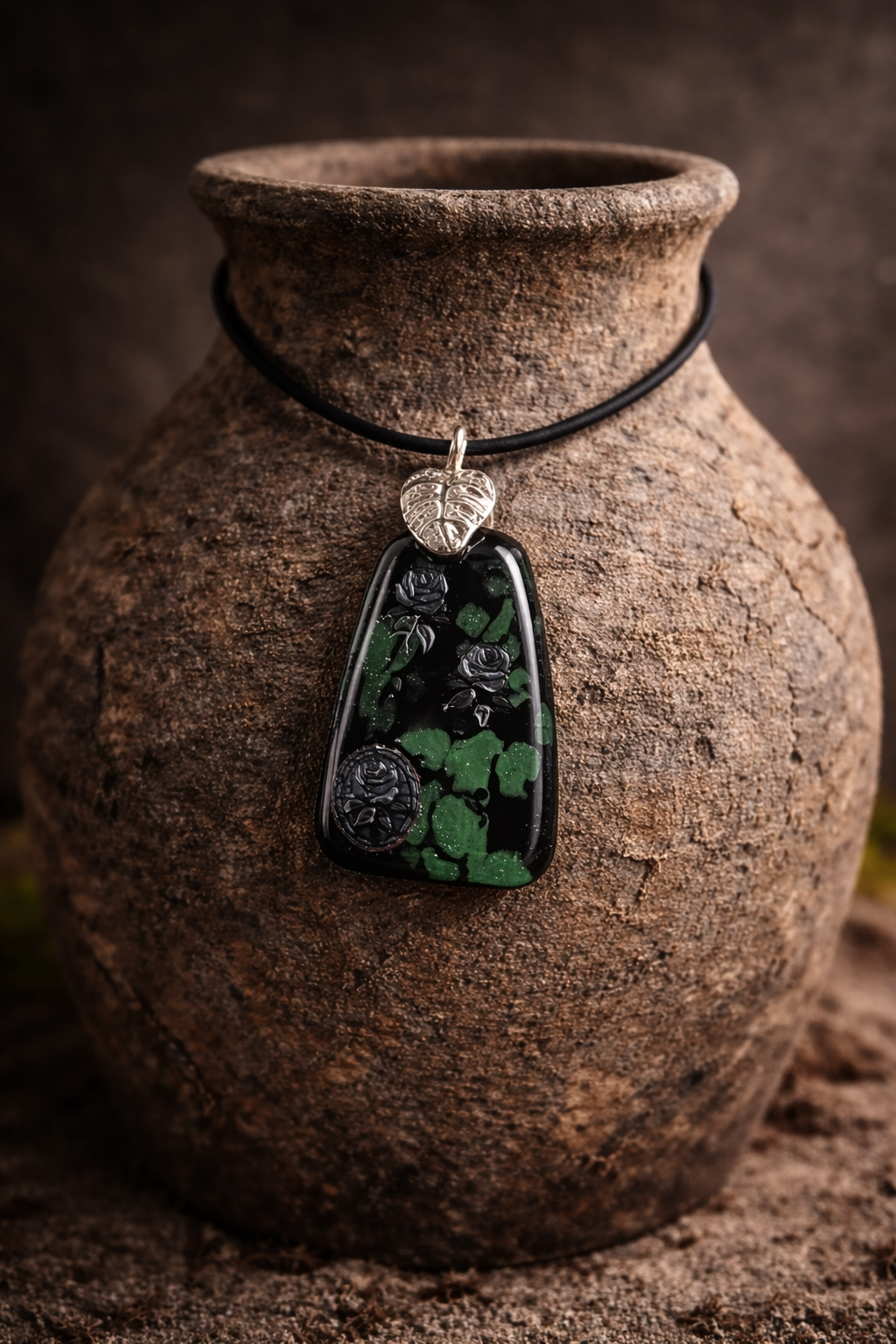 Deep green tones and quiet roses Necklace