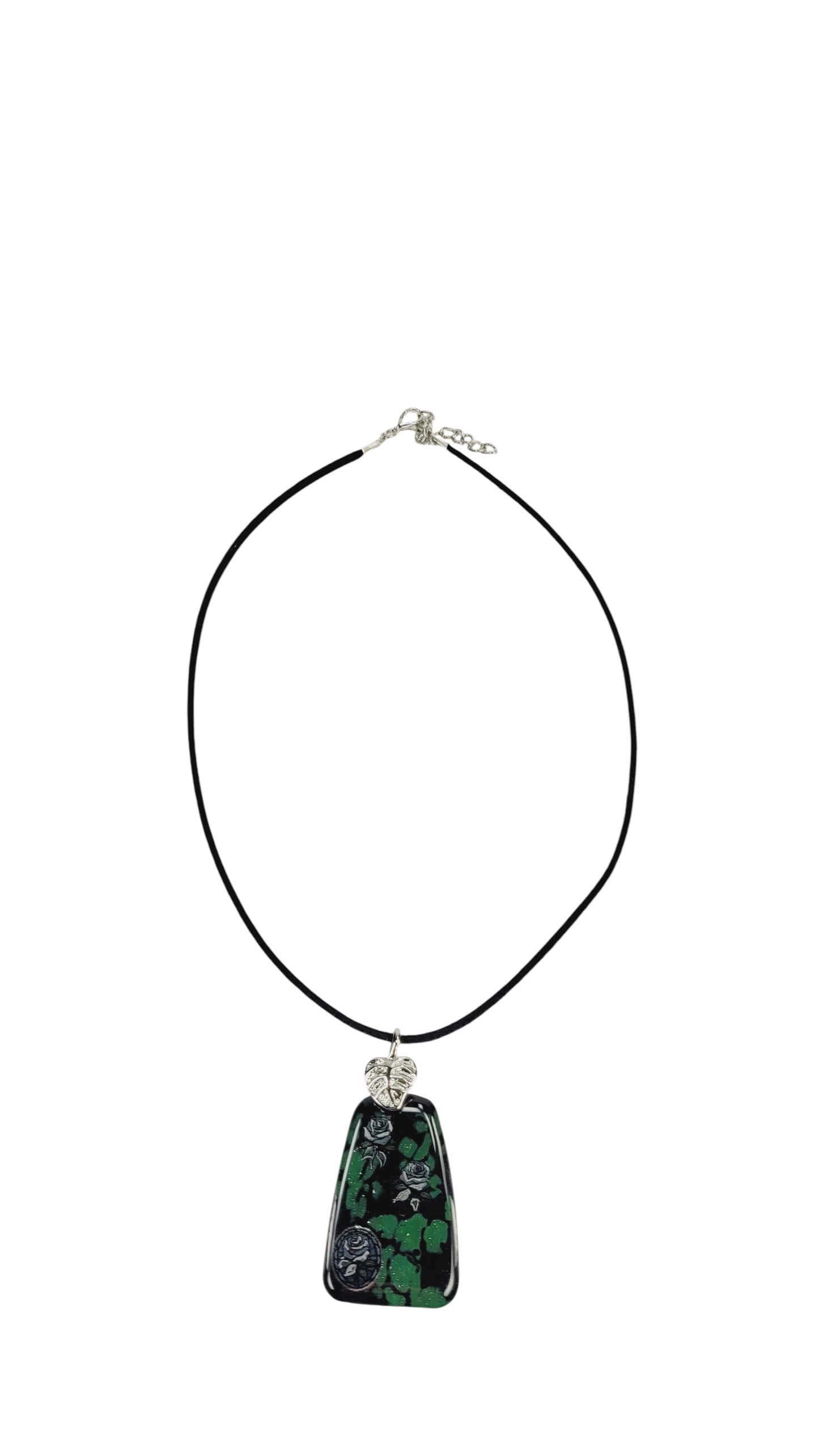 Deep green tones and quiet roses Necklace