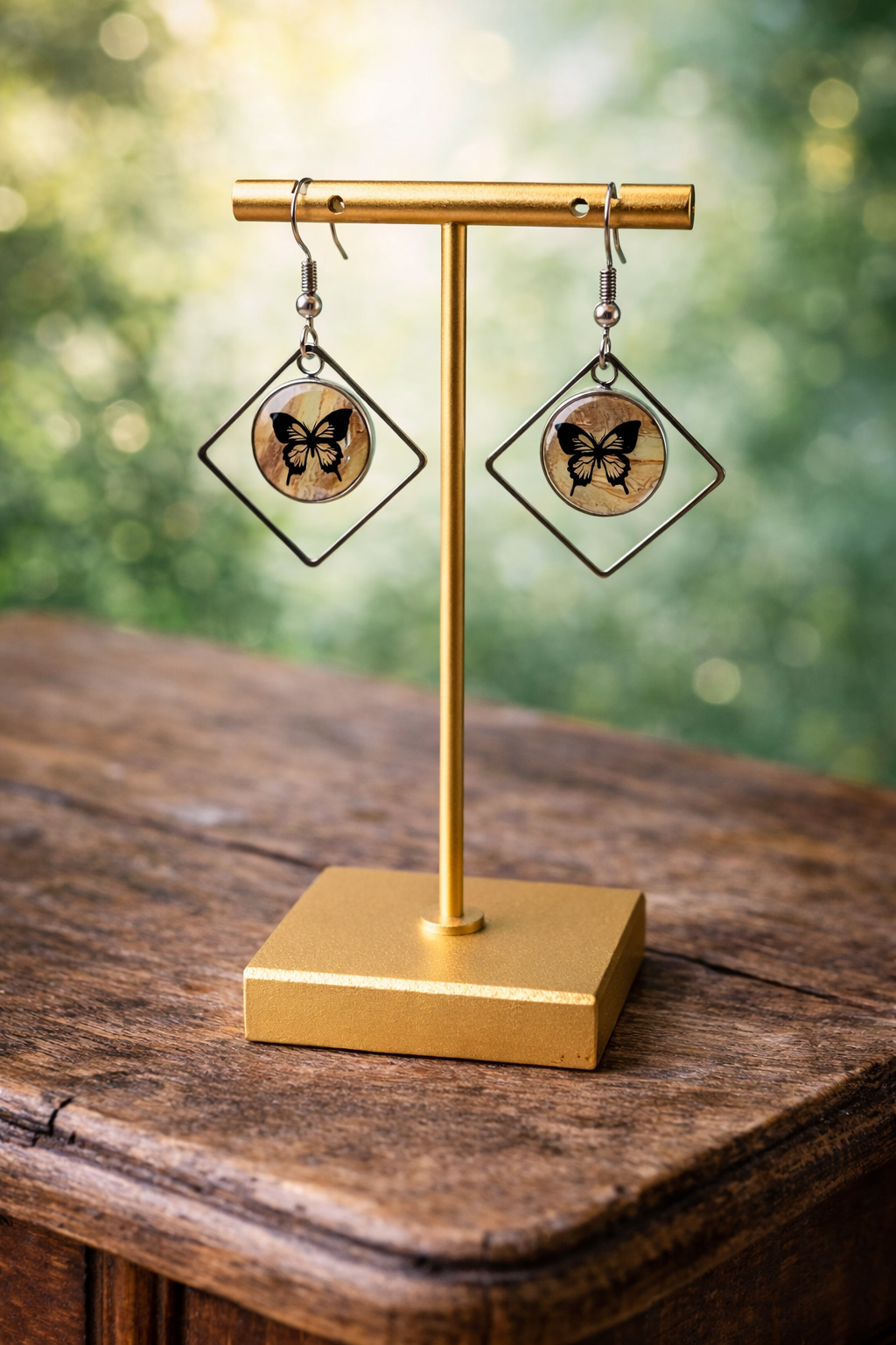 Natural tones with vintage feeling framed by open square shapes Earrings
