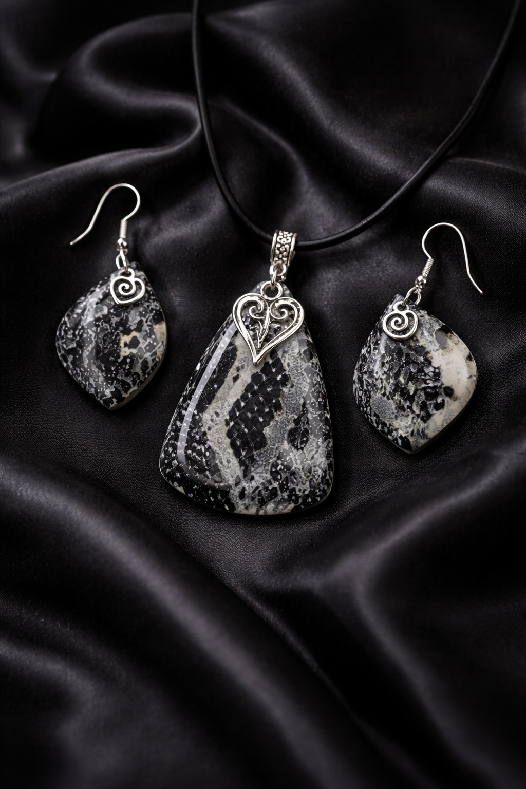 Snakeskin-inspired pattern Necklace and Earring SET