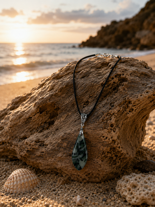 Deep green and translucent Necklace