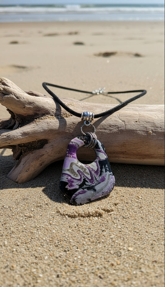 Asymmetrical shape pendant Necklace