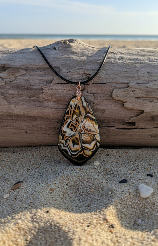 Light and dark meeting without conflict Necklace